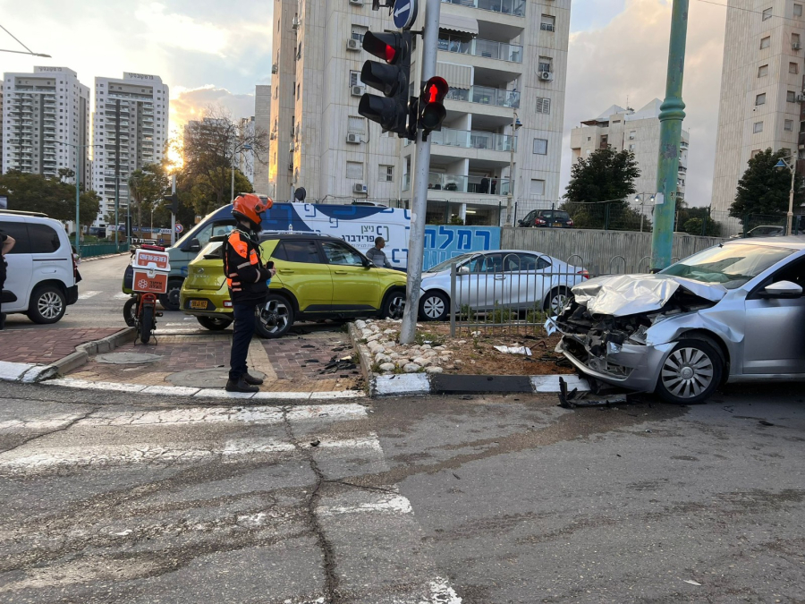 الرملة إصابة 3 مواطنين في حادث طرق بين مركبتين